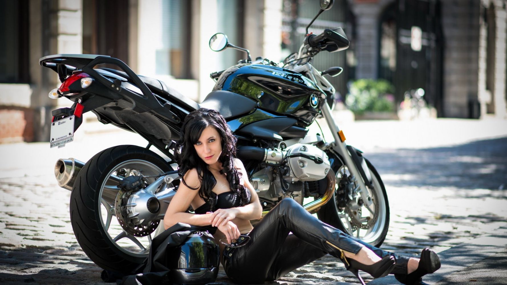 Fresh photos, fresh mood — European women on bikes online in Surabaya