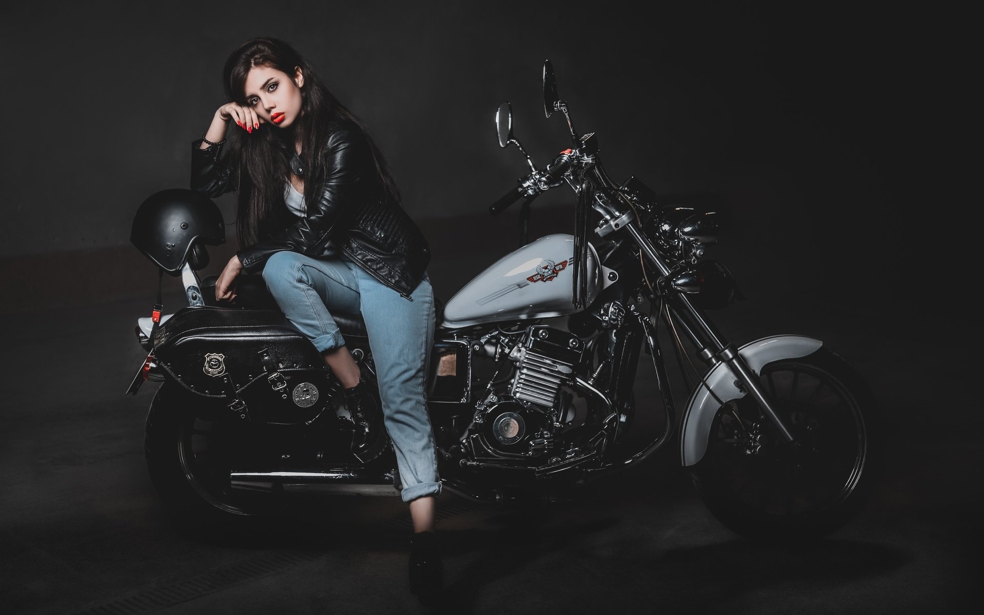 Biker girls: style and drive brings the glow — live moments in Surabaya