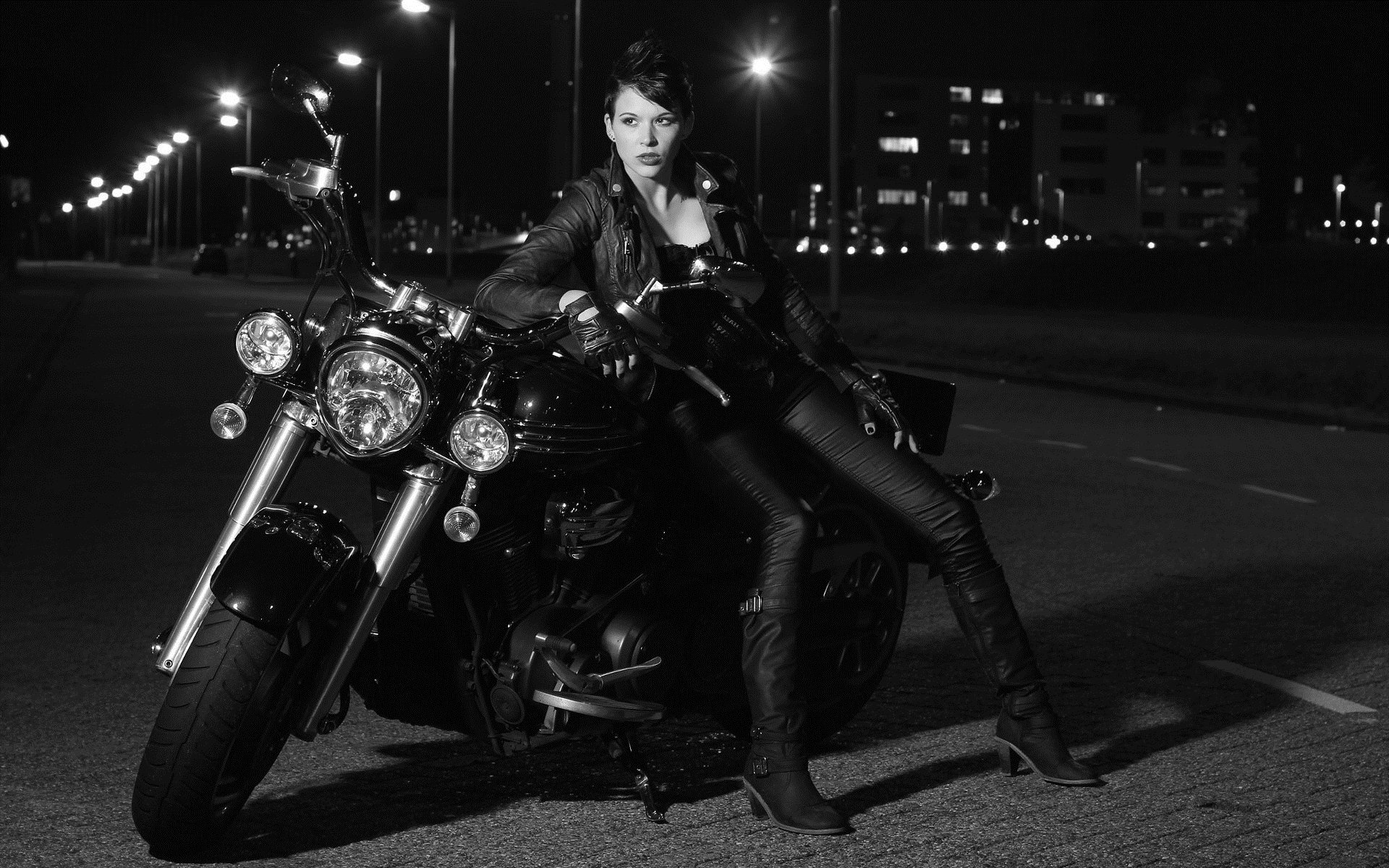 Photo Beautiful girls and motorcycles in Surabaya