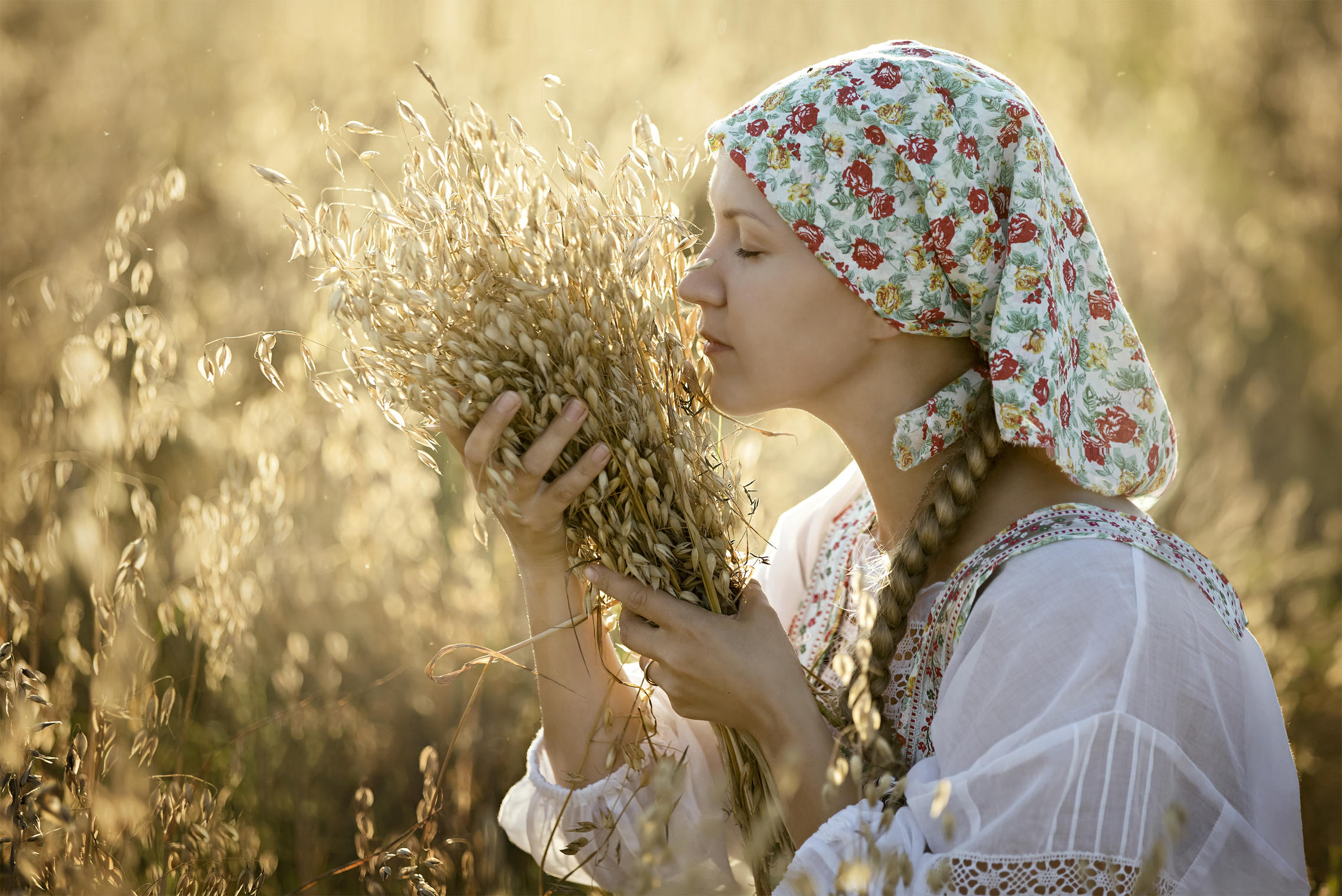 Photo Women in Slavic costumes in Surabaya